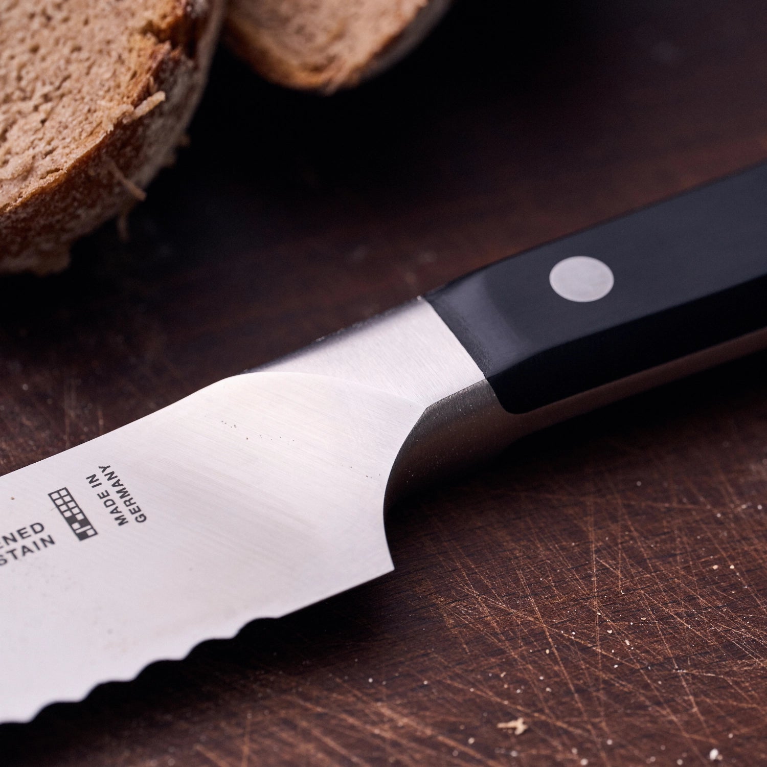 Hochwertiges Zwilling Pro Brotmesser mit 200 mm Klinge, ideal für müheloses Schneiden von frischem Brot und Brötchen.