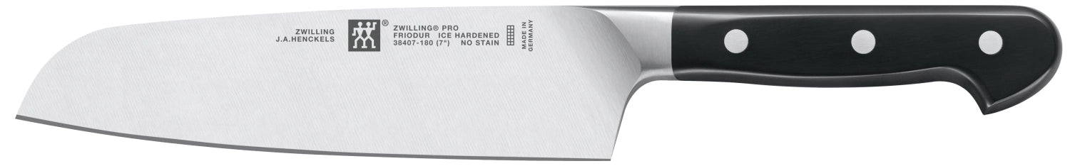 Das Zwilling Pro Santokumesser 180 mm: Vielseitig, scharf und langlebig. Perfekt für Gemüse, Fleisch und Fisch. Ergonomisch und ästhetisch.