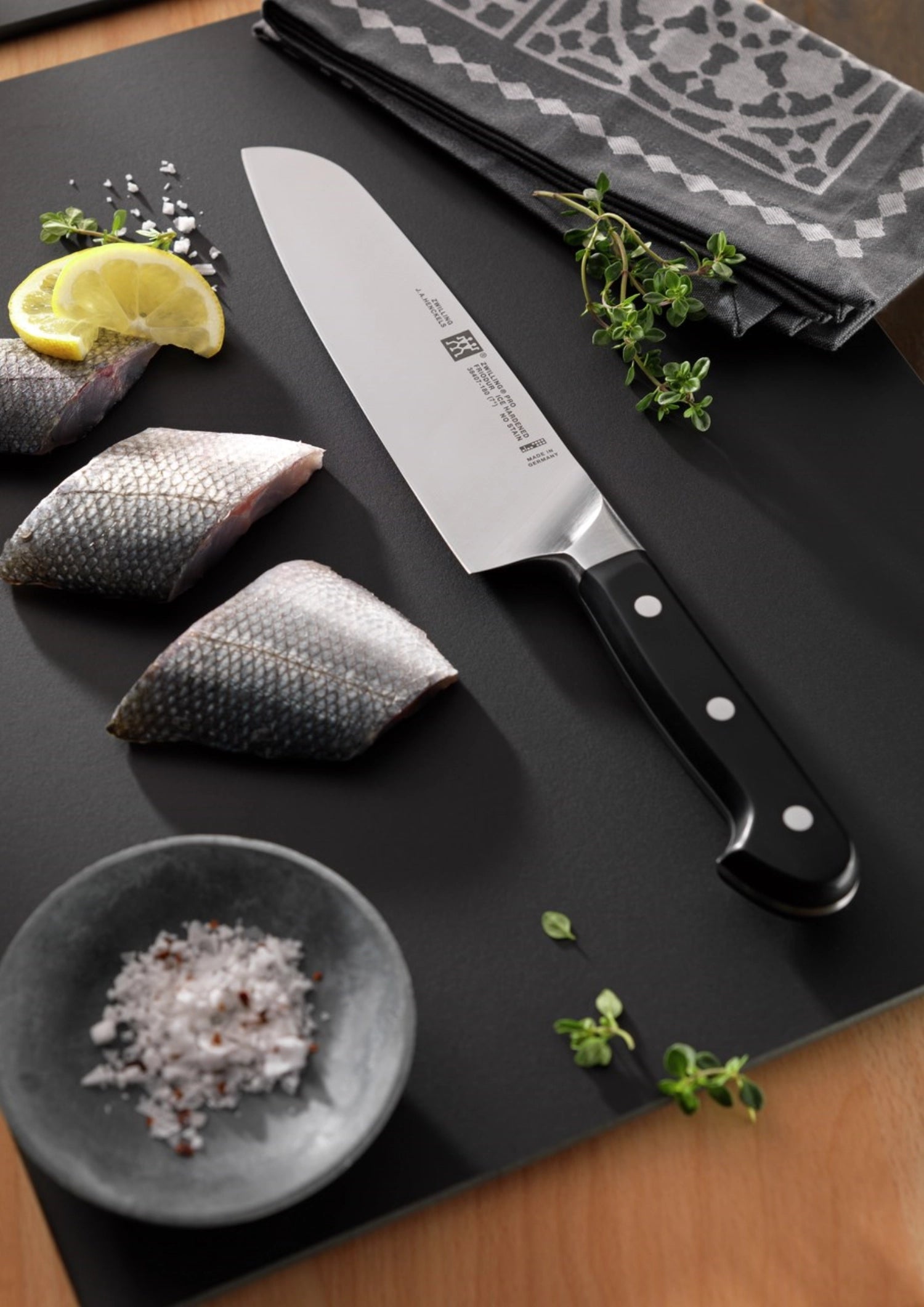 Elegantes Zwilling Pro Santokumesser mit 180 mm Klinge, perfekt für vielseitige Schneidetechniken und professionelle Küchenanwendungen.