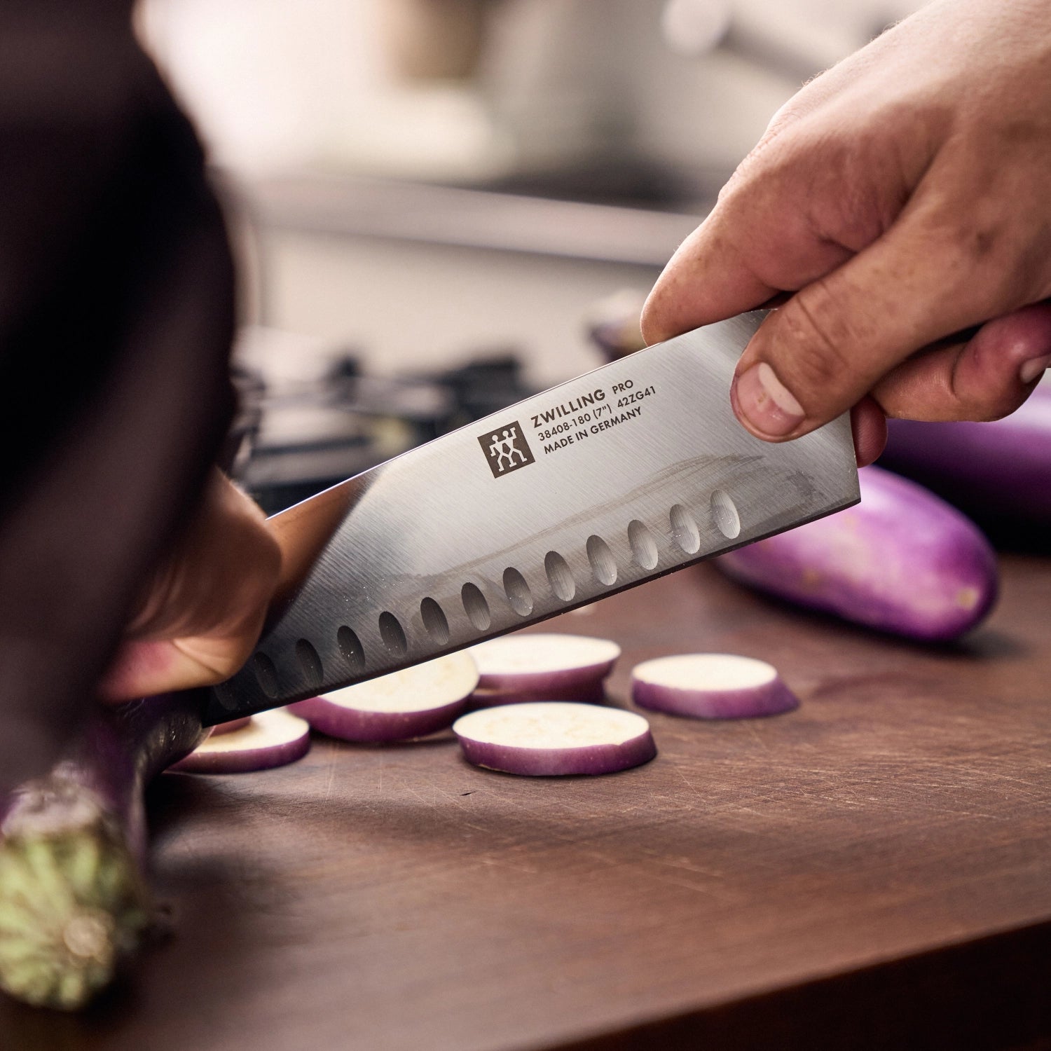 Zwilling Pro Santokumesser mit Kullen, 180 mm, ergonomischer Griff, ideal für präzises Schneiden und Zubereiten von Lebensmitteln.