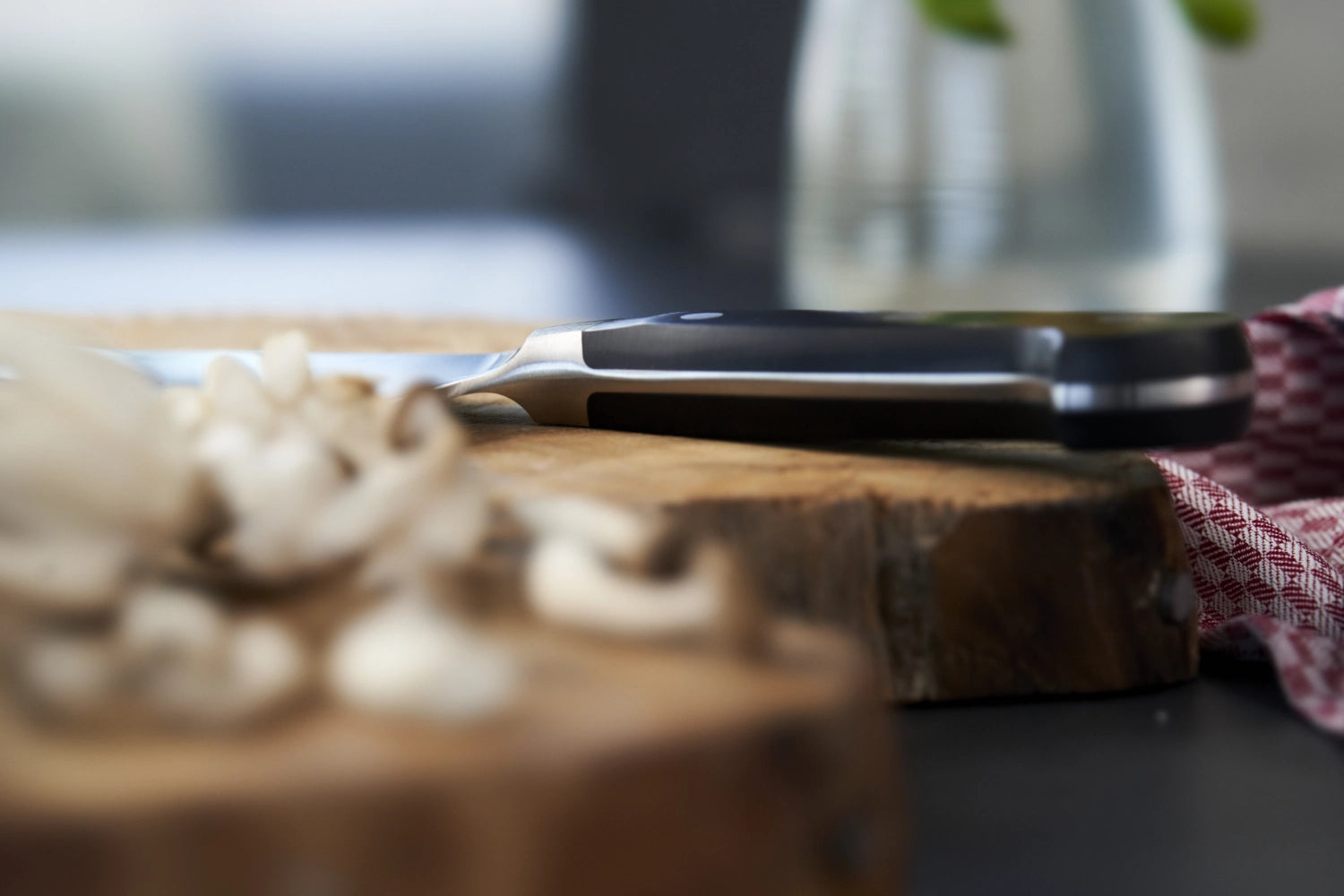 Professionelles Zwilling Pro Chinesisches Kochmesser mit 180 mm Klinge, perfekt für feine Schnitte und die Zubereitung asiatischer Speisen.