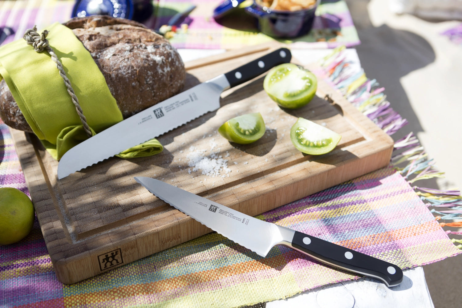 Elegantes Zwilling Pro Ladies Wellenschliff-Messer, 140 mm, mit komfortablem Griff für müheloses Schneiden von Backwaren und frischem Gemüse.