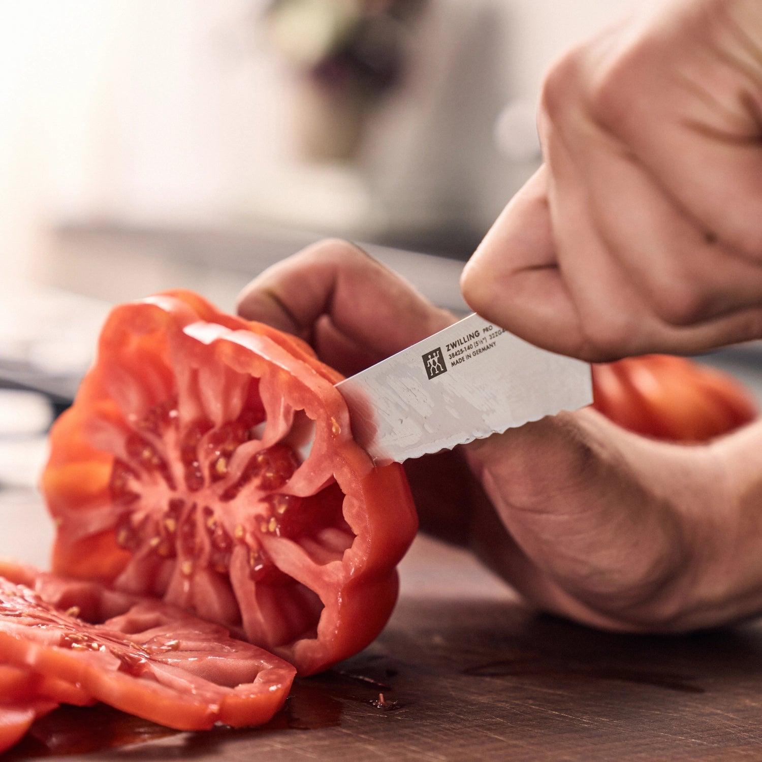 Hochwertiges Zwilling Pro Ladies Wellenschliff-Messer, 140 mm, ideal für präzises Schneiden von Brot und Gemüse, mit ergonomischem Design für besten Komfort.