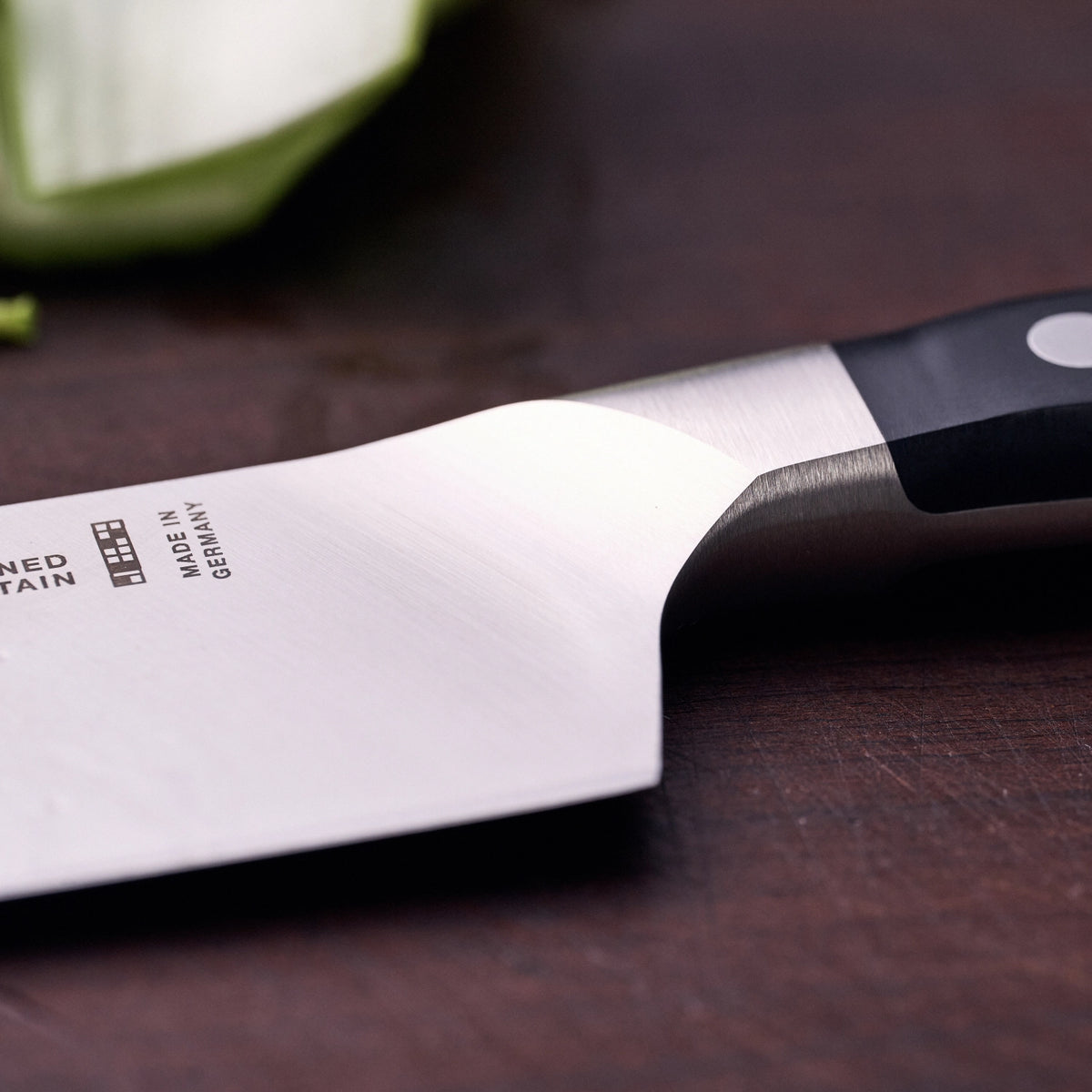 Zwilling Pro Nakiri 170mm in Schwarz präsentiert im Onlineshop von KAQTU Design AG. Küchenmesser ist von Zwilling Kitchen