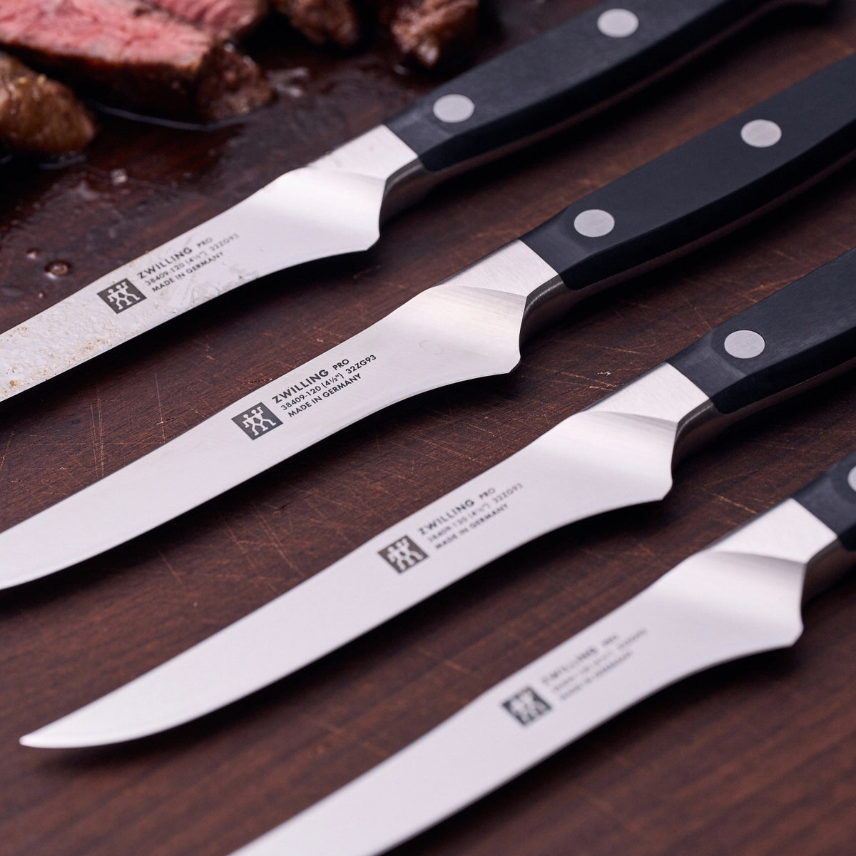 Zwilling Pro 4er Set Steakmesser Pro in Schwarz präsentiert im Onlineshop von KAQTU Design AG. Küchenmesser ist von Zwilling Kitchen