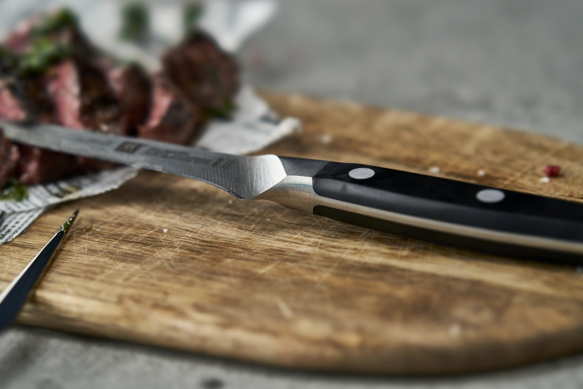 Zwilling Pro 4er Set Steakmesser Pro in Schwarz präsentiert im Onlineshop von KAQTU Design AG. Küchenmesser ist von Zwilling Kitchen