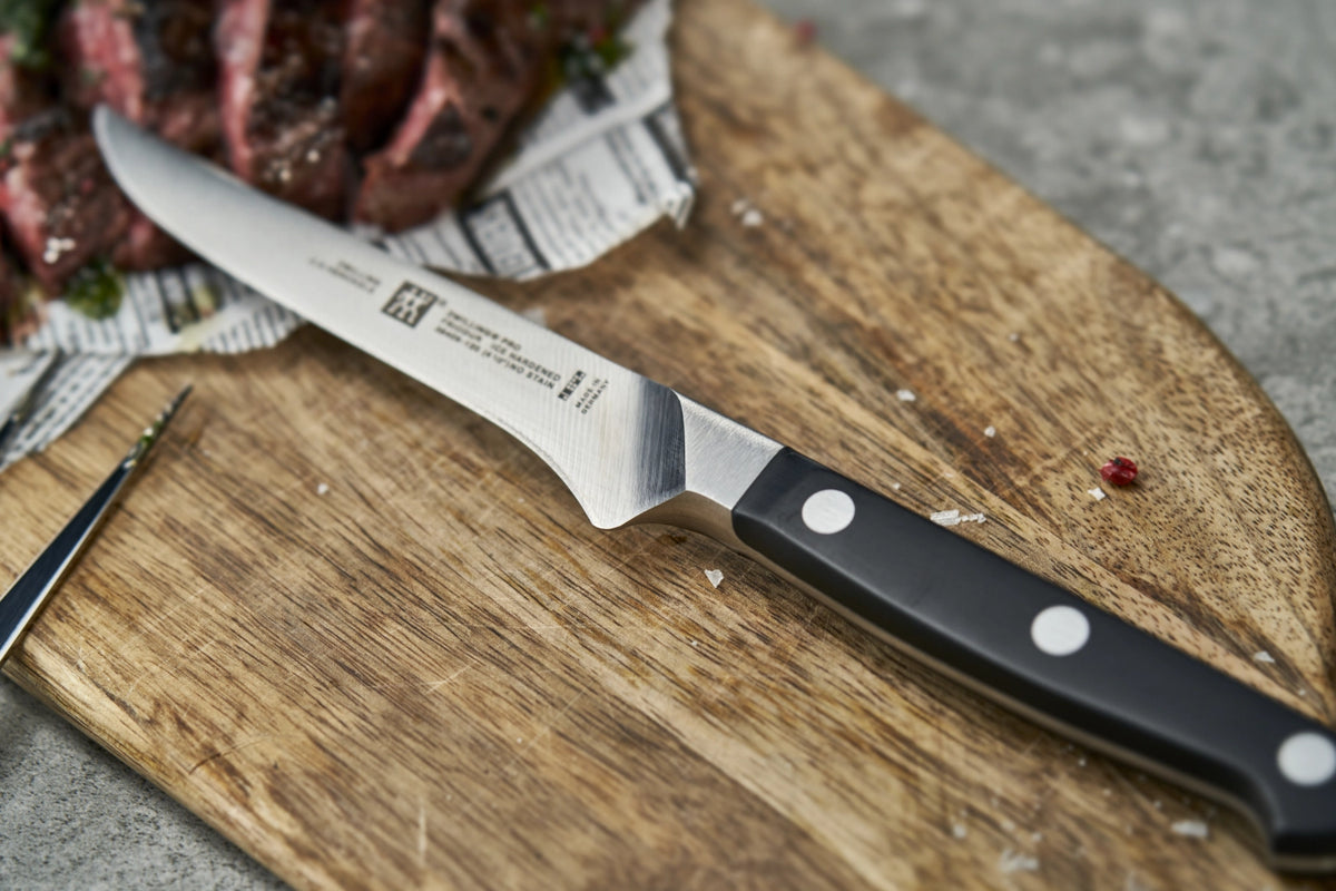 Zwilling Pro 4er Set Steakmesser Pro in Schwarz präsentiert im Onlineshop von KAQTU Design AG. Küchenmesser ist von Zwilling Kitchen