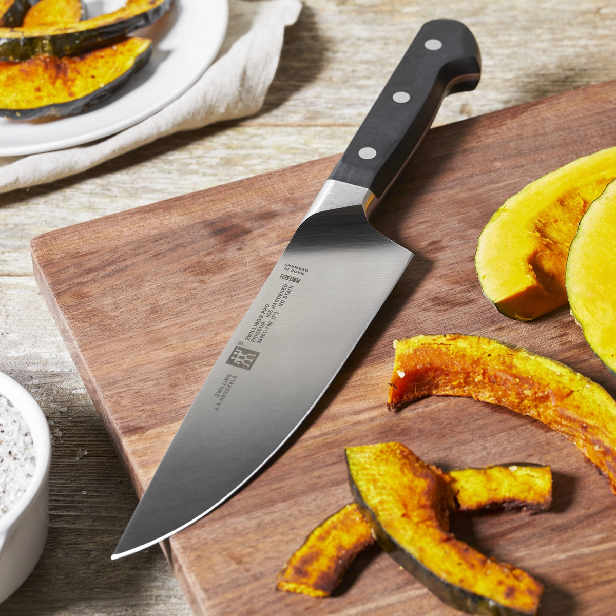 Zwilling Pro Messerset, 2-tlg. (Spick- & Kochmesser) in Schwarz präsentiert im Onlineshop von KAQTU Design AG. Küchenmesser ist von Zwilling Kitchen