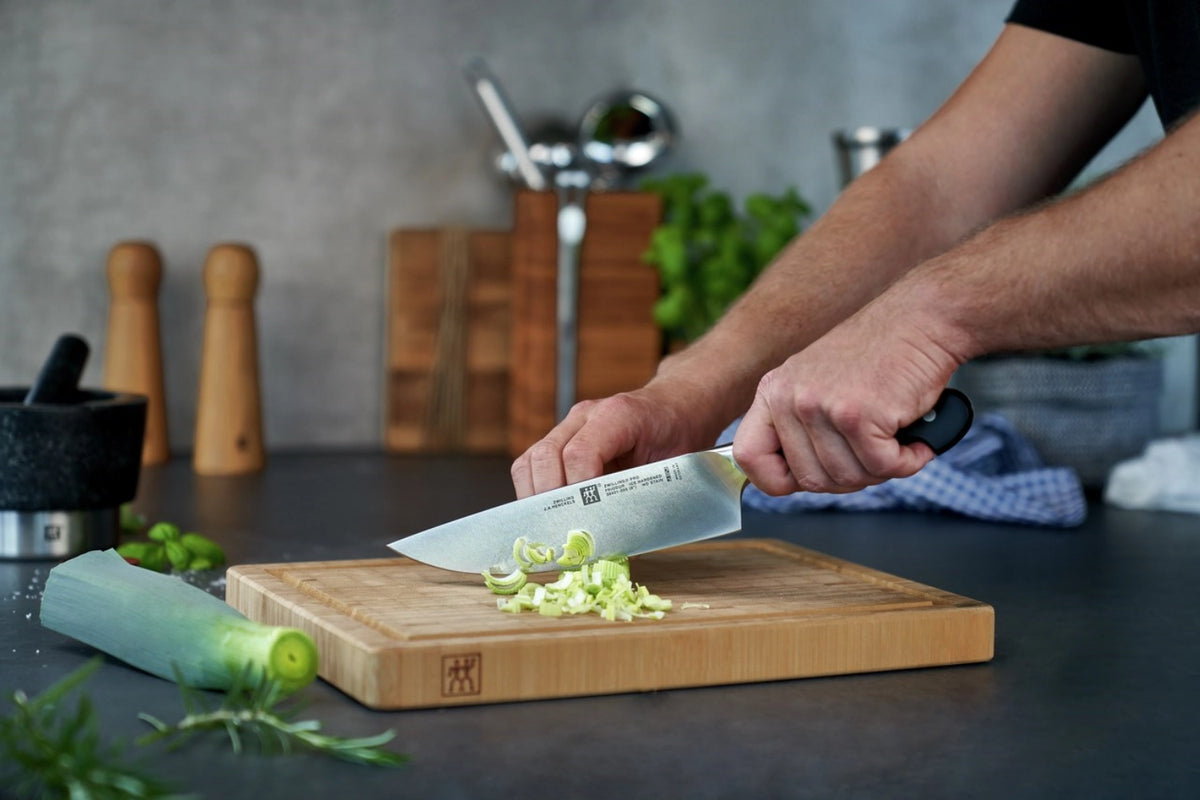 Zwilling Pro Messerset, 3-tlg. (Spick-, Fleisch-,Kochmesser) in Silber präsentiert im Onlineshop von KAQTU Design AG. Küchenmesser ist von Zwilling Kitchen