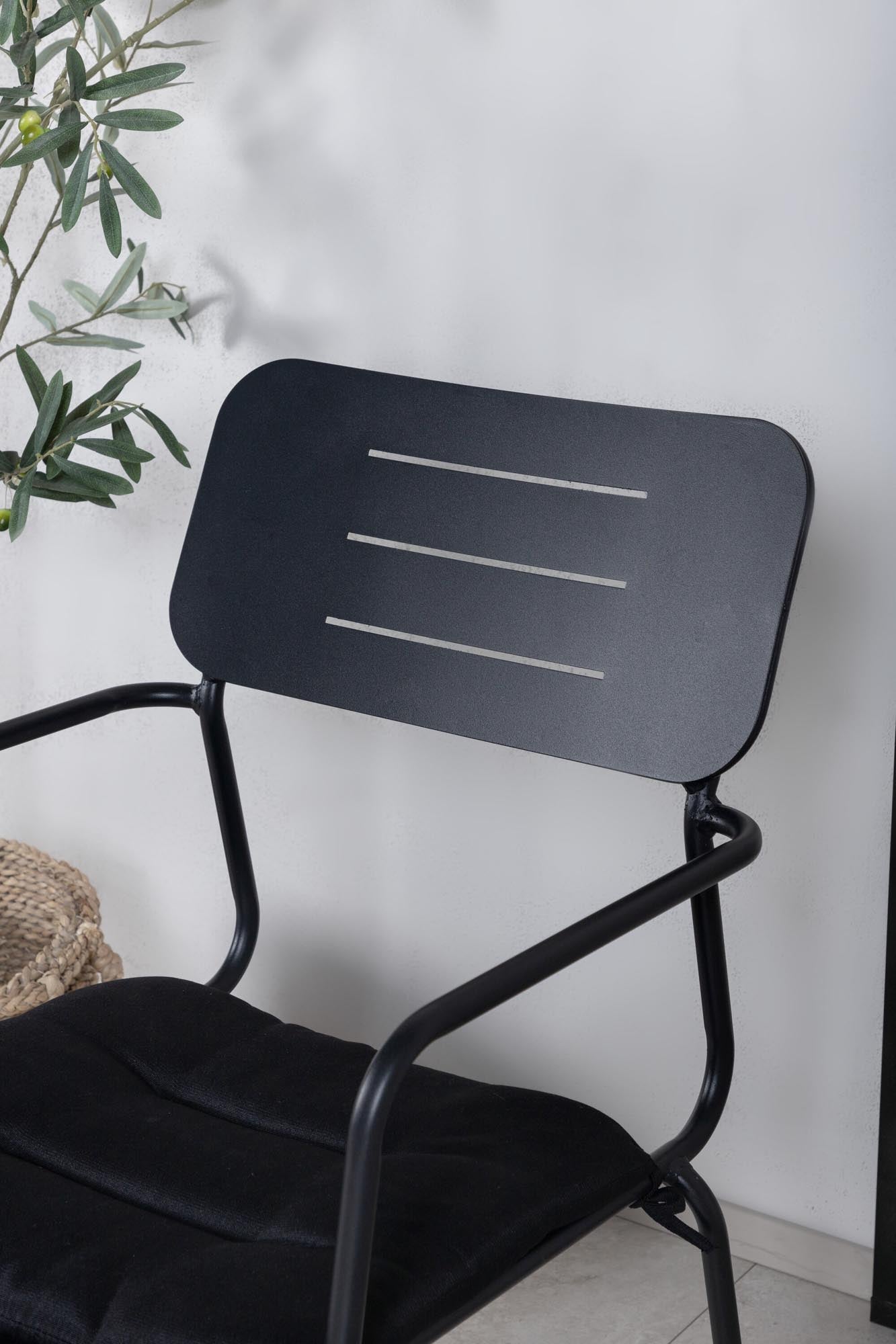 Entdecken Sie den Nicke Stuhl von Venture Home: Minimalistisches Design, langlebiger Stahl und optimaler Komfort für entspannte Stunden im Freien.