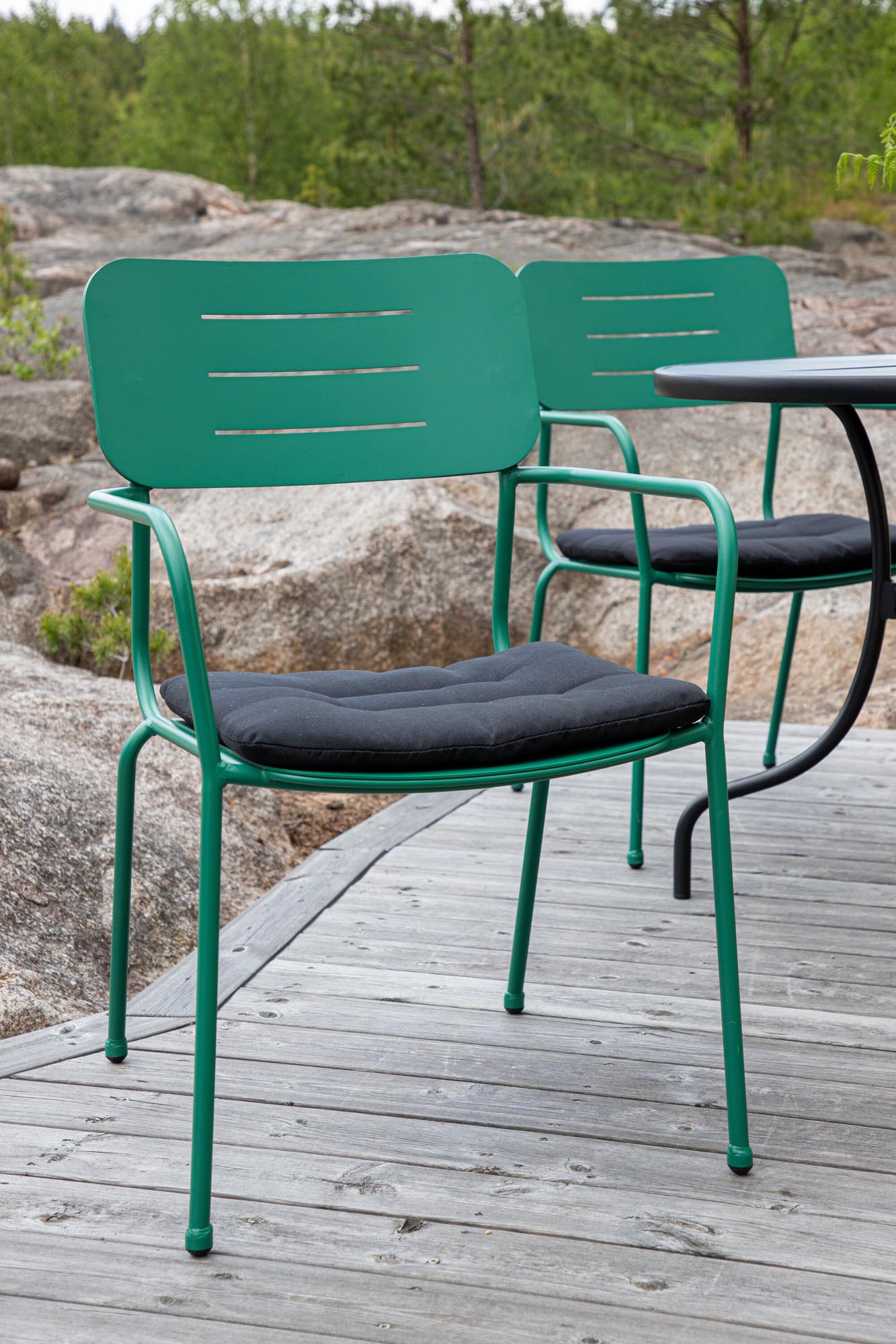 Nicke Stuhl in Grün präsentiert im Onlineshop von KAQTU Design AG. Gartenstuhl mit Armlehnen ist von Venture Home