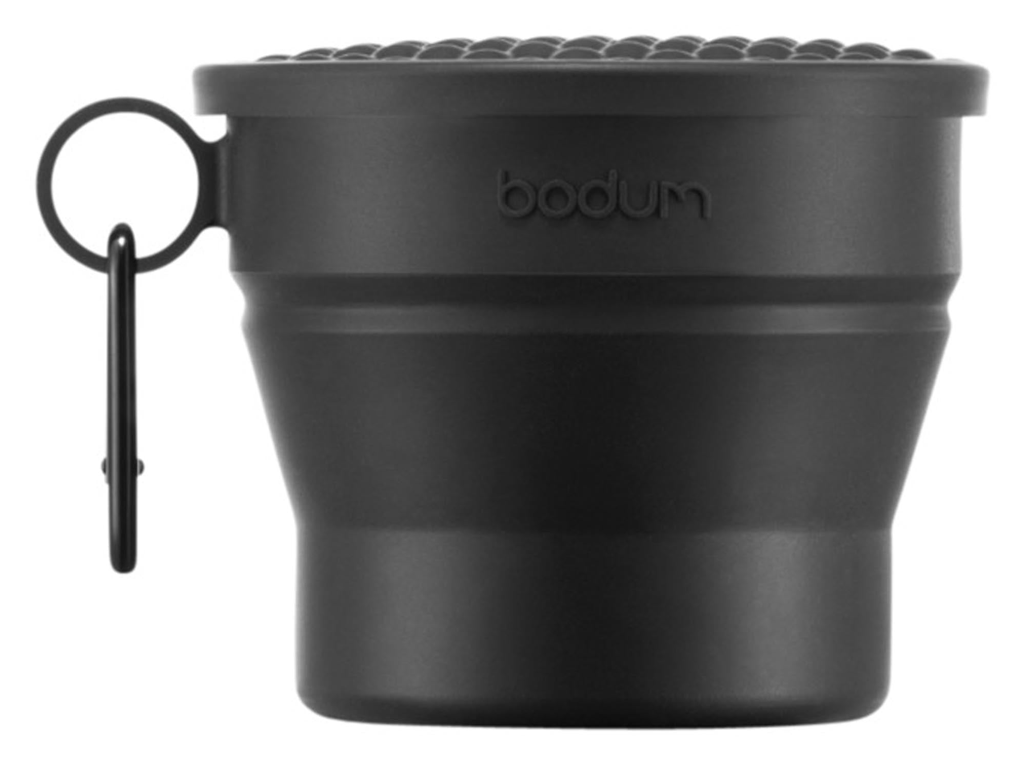 Der faltbare BODUM Bistro Becher (0,3 l) mit Deckel und Karabinerhaken ist ideal für unterwegs. Robust, geschmacksneutral und spülmaschinenfest.