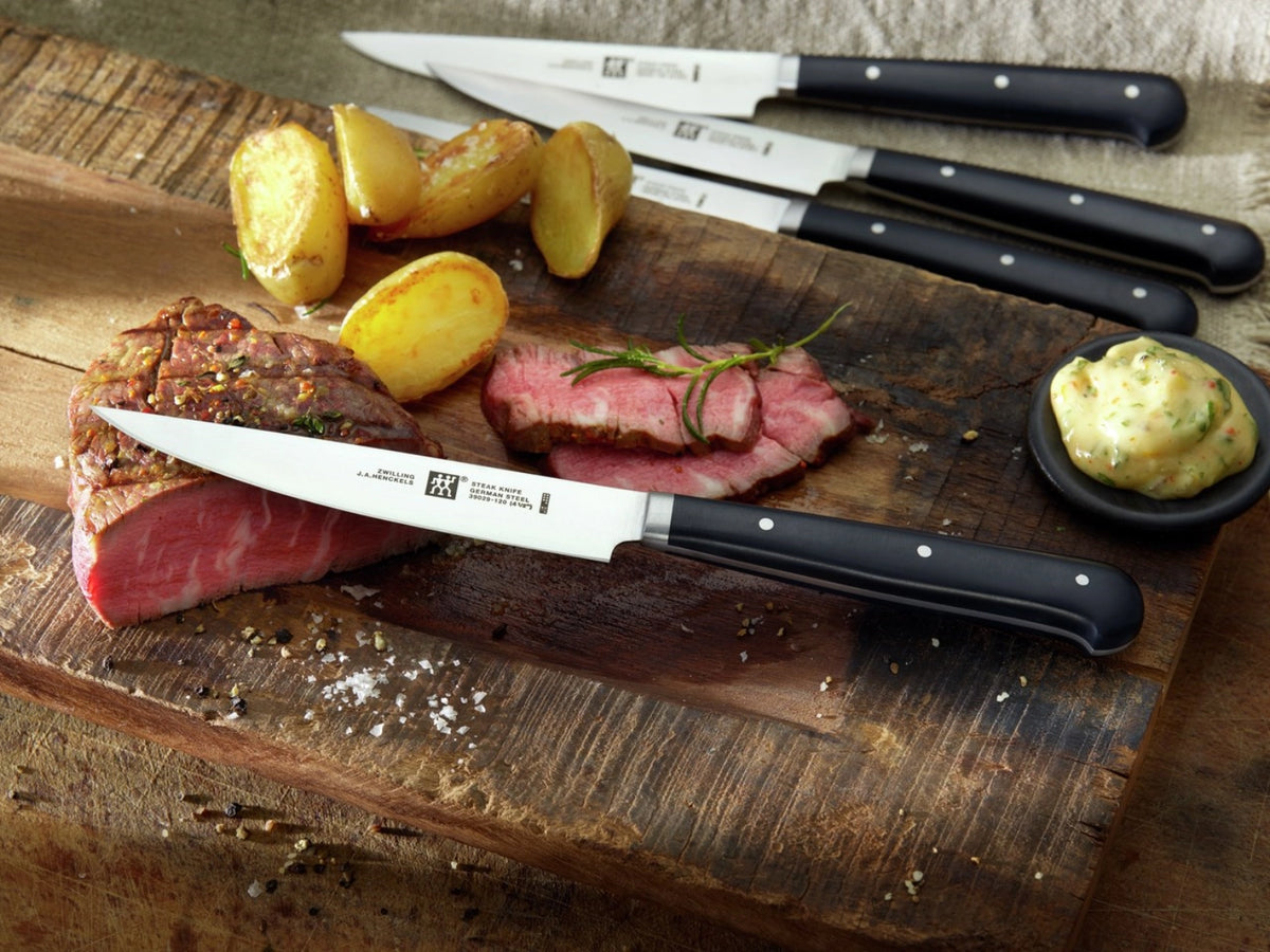 TWIN Steakmesser Set 4 tlg., 120 mm in Silber präsentiert im Onlineshop von KAQTU Design AG. Küchenmesser ist von Zwilling Kitchen