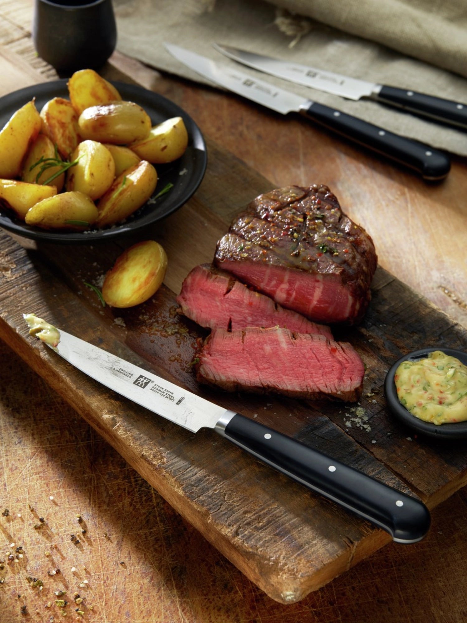 Exquisites 4-teiliges Zwilling Steakmesser-Set für Fleischliebhaber.