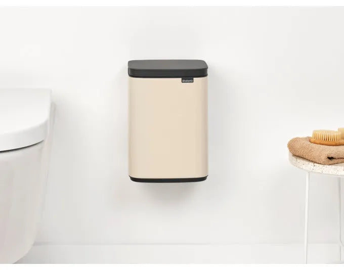 Eleganter BRABANTIA Bo Abfallbehälter in soft beige, 4 l Volumen, ideal für stilvolle und praktische Abfallentsorgung.