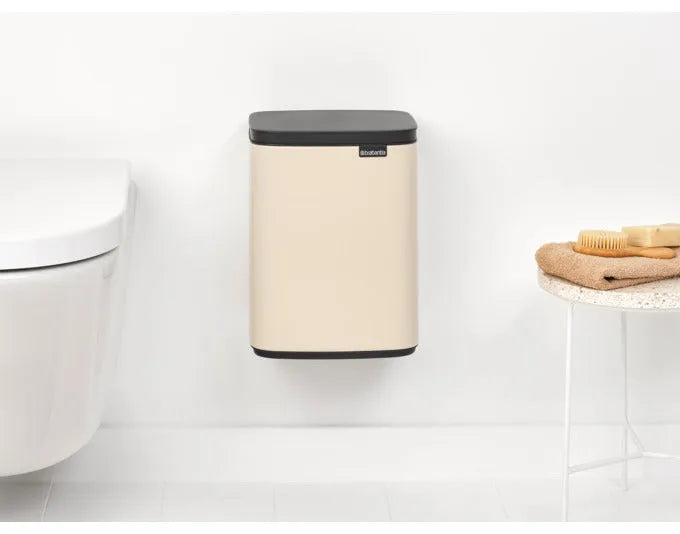 Eleganter BRABANTIA Abfallbehälter Bo in soft beige, 7 l, ideal für stilvolle Abfallentsorgung in Küche oder Bad.
