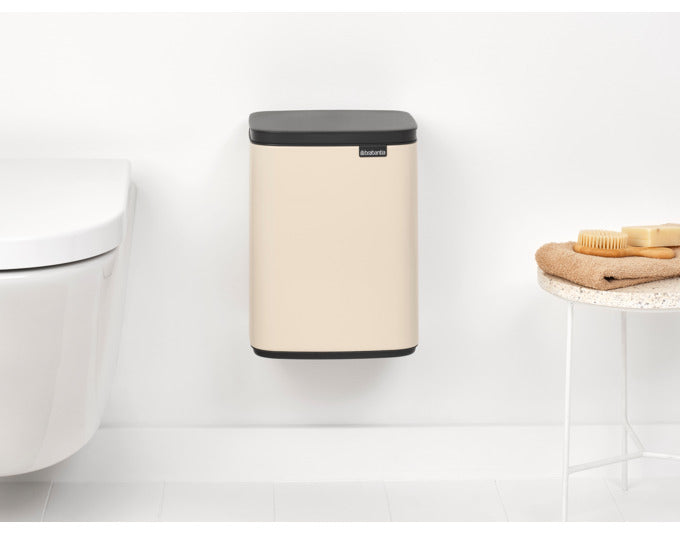 Eleganter BRABANTIA Abfallbehälter Bo in soft beige, 7 l, ideal für stilvolle Abfallentsorgung in Küche oder Bad.