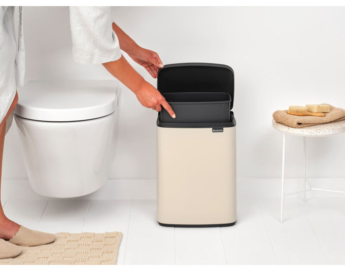 Entdecken Sie den stilvollen BRABANTIA Abfallbehälter Bo in soft beige mit 12 l Fassungsvermögen. Ideal für Küche, Bad oder Büro – praktisch, nachhaltig und platzsparend!