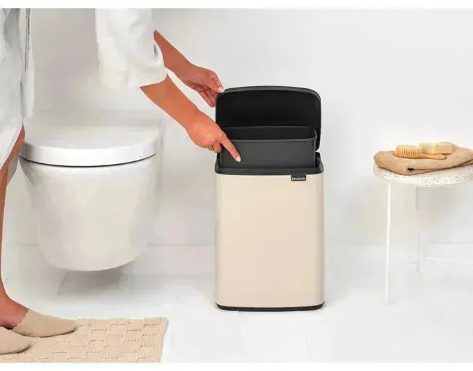 Eleganter BRABANTIA Abfallbehälter Bo in soft beige, 12 l, ideal für stilvolle Mülltrennung und modernes Wohnen.