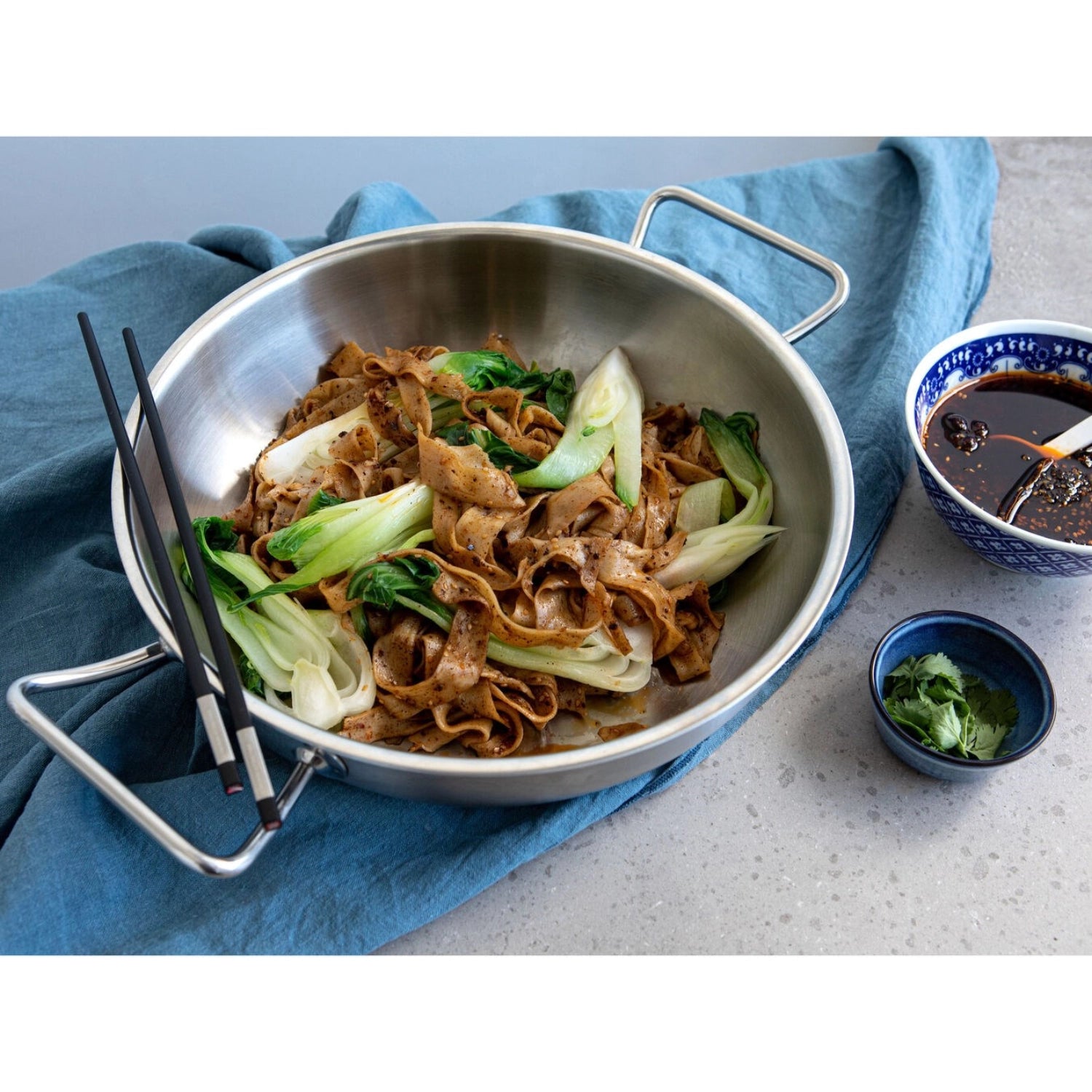 Elegantes Essstäbchen-Set für eine Person, inklusive 4 Stäbchen und 1 Löffel, perfekt für authentische asiatische Gerichte von Zwilling Kitchen.
