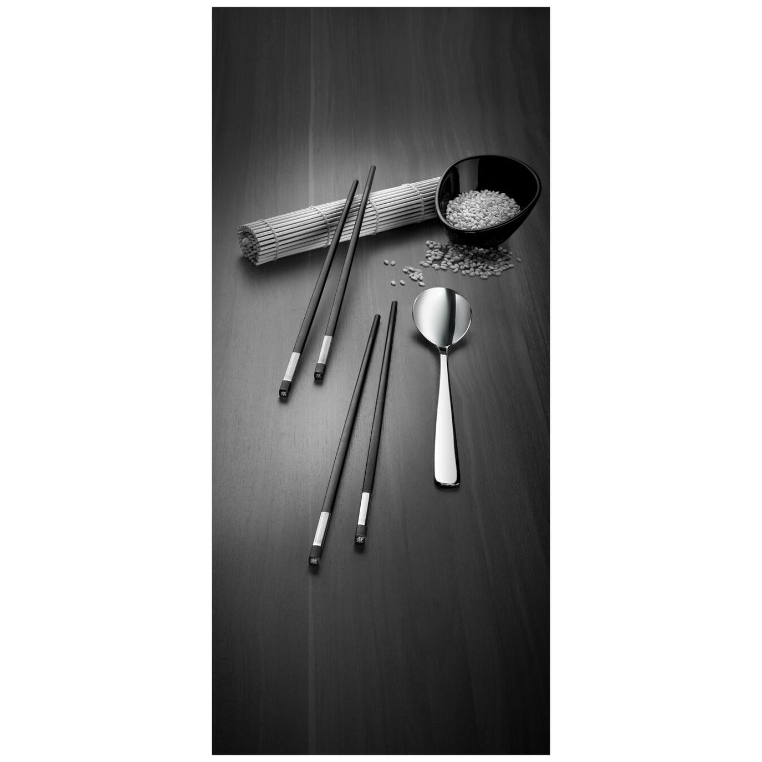 Elegantes Essstäbchen-Set für 2 Personen von Zwilling Kitchen, bestehend aus 8 Stäbchen und 2 Löffeln, ideal für asiatische Küche und stilvolles Essen.