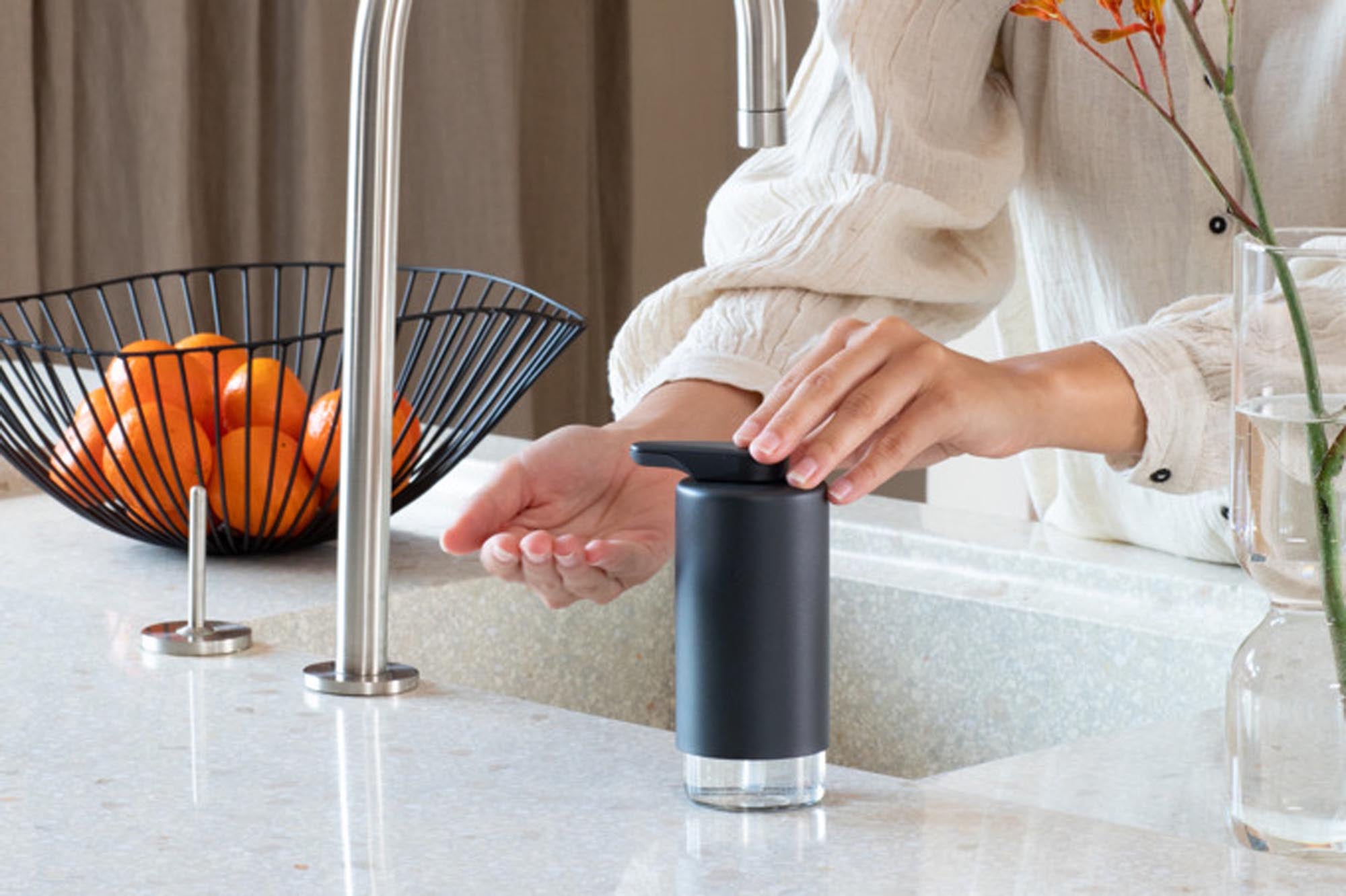 Eleganter BRABANTIA Seifenspender, 0.2 l, aus hochwertigen Materialien, edles Design, kompakt, ideal für Bad & Küche.
