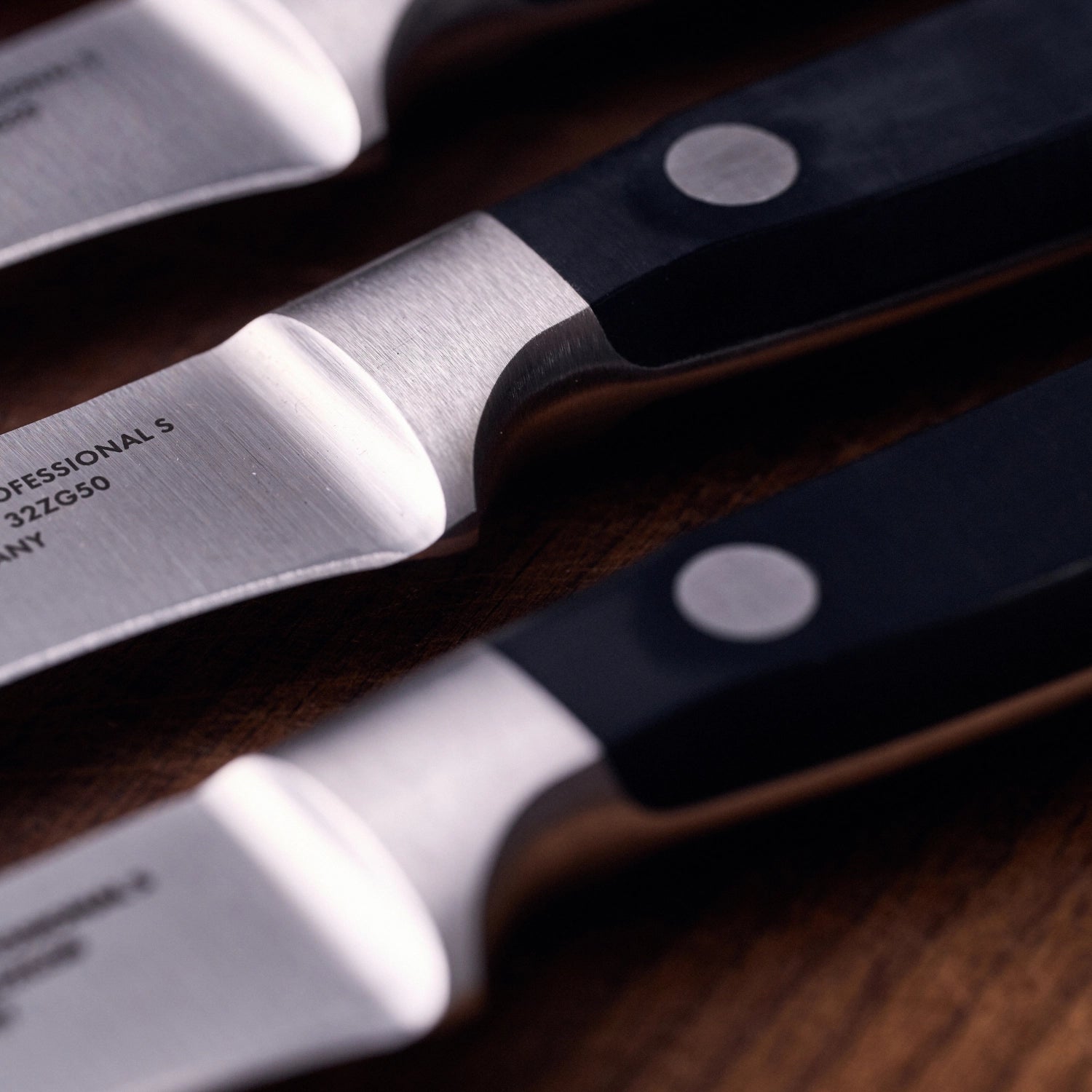 Professionelles 4er Set Steakmesser "S" von Zwilling Kitchen, ideal für präzises Schneiden von Steaks, mit ergonomischem Griff und scharfer Klinge.