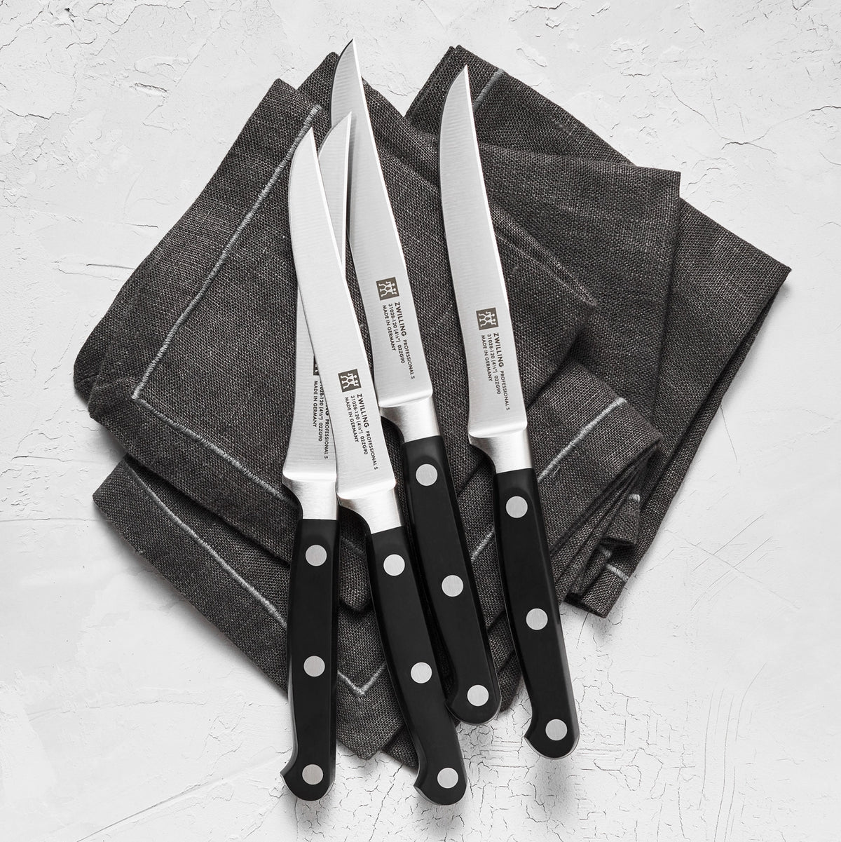 Professional "S" 4er Set Steakmesser in Schwarz präsentiert im Onlineshop von KAQTU Design AG. Küchenmesser ist von Zwilling Kitchen