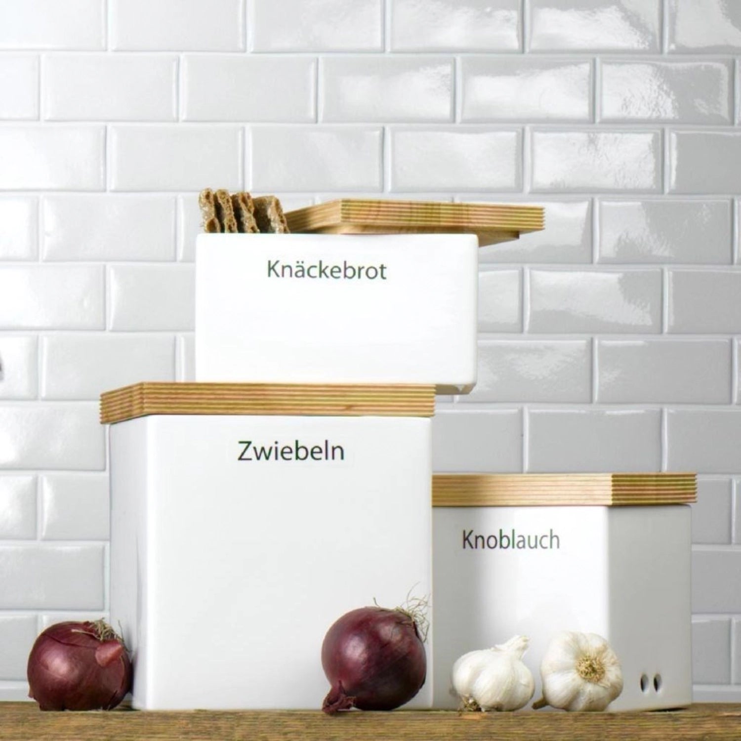 Stilvolle Keramik-Vorratsdose mit Holzdeckel (18x15,5x20,5 cm) von Continenta – ideal für die praktische und elegante Aufbewahrung in Ihrer Küche.