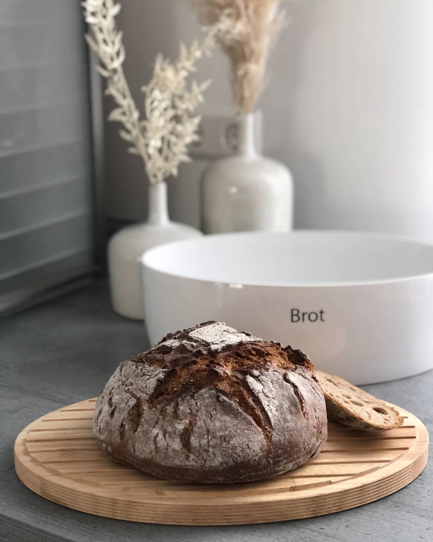 Eleganter Keramik Brottopf mit passendem Holzdeckel, 30x23x13.5 cm, perfekt für die frische Aufbewahrung von Backwaren.