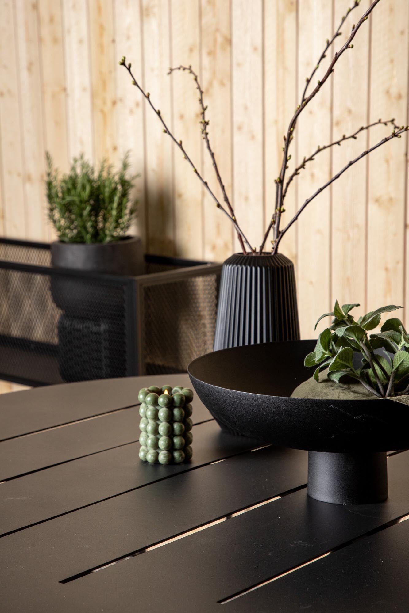 Der Alma Gartentisch von Venture Home bietet stilvolles Design und Funktionalität für Ihren Aussenbereich.