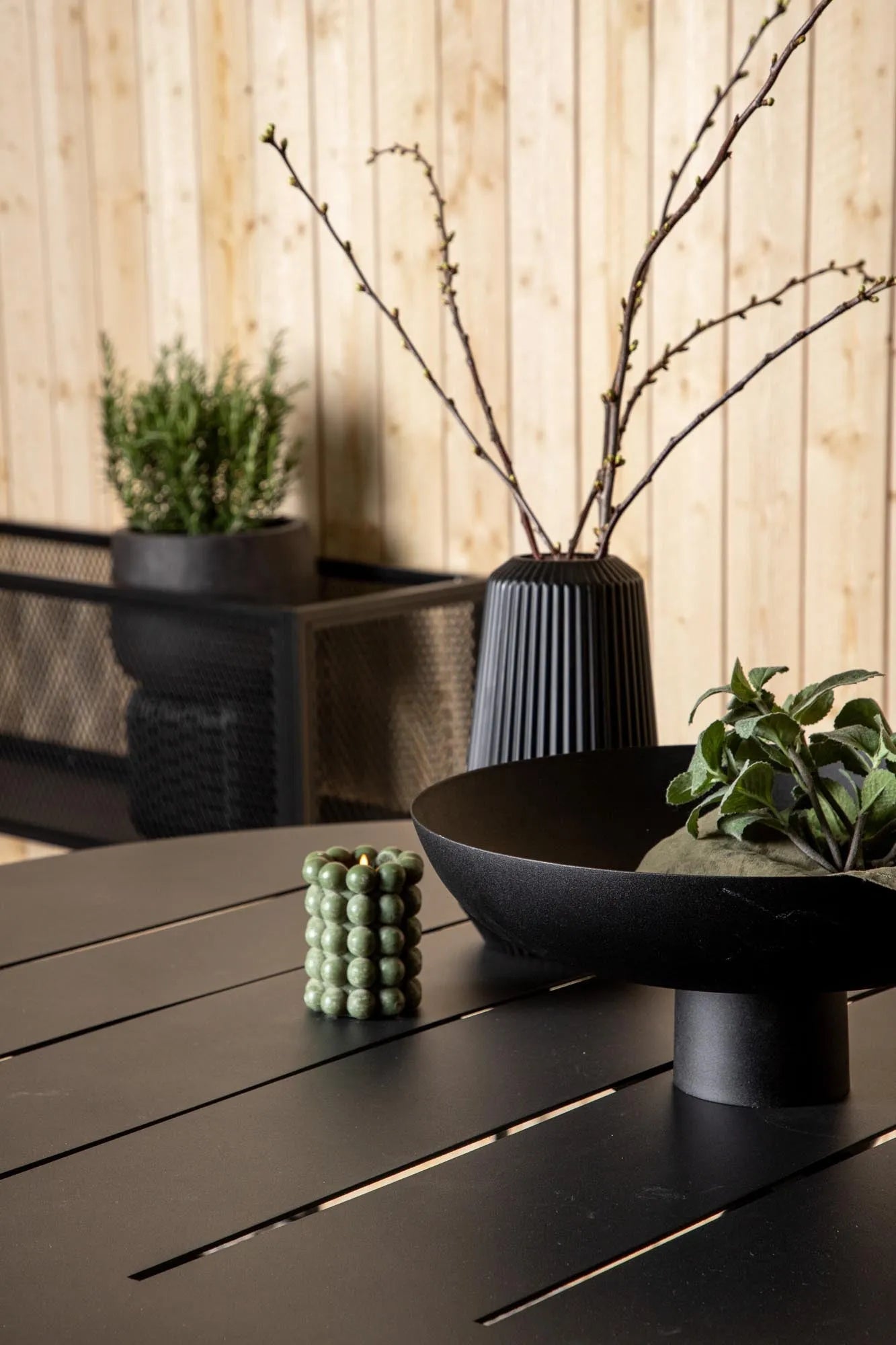 Der Alma Gartentisch von Venture Home bietet stilvolles Design und Funktionalität für Ihren Außenbereich.
