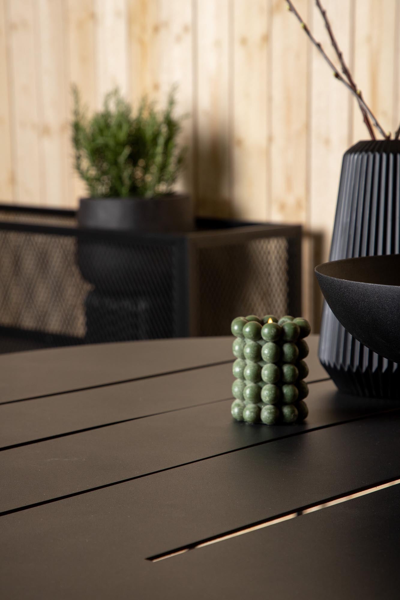 Der Alma Gartentisch von Venture Home kombiniert modernes Design mit praktischer Funktionalität für Ihren Garten.
