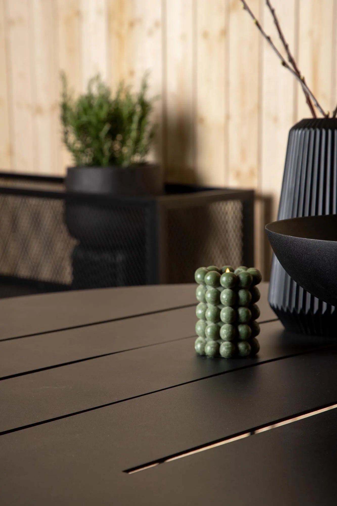 Der Alma Gartentisch von Venture Home kombiniert modernes Design mit praktischer Funktionalität für Ihren Garten.