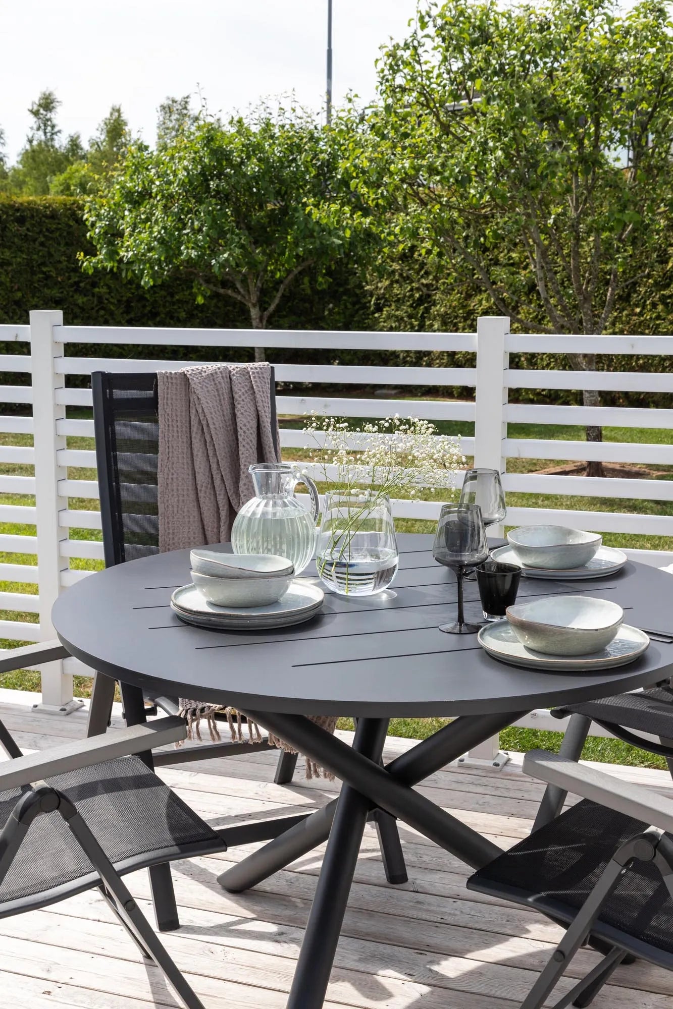 Der Alma Gartentisch von Venture Home kombiniert stilvolles Design mit praktischer Funktionalität für Außenbereiche.