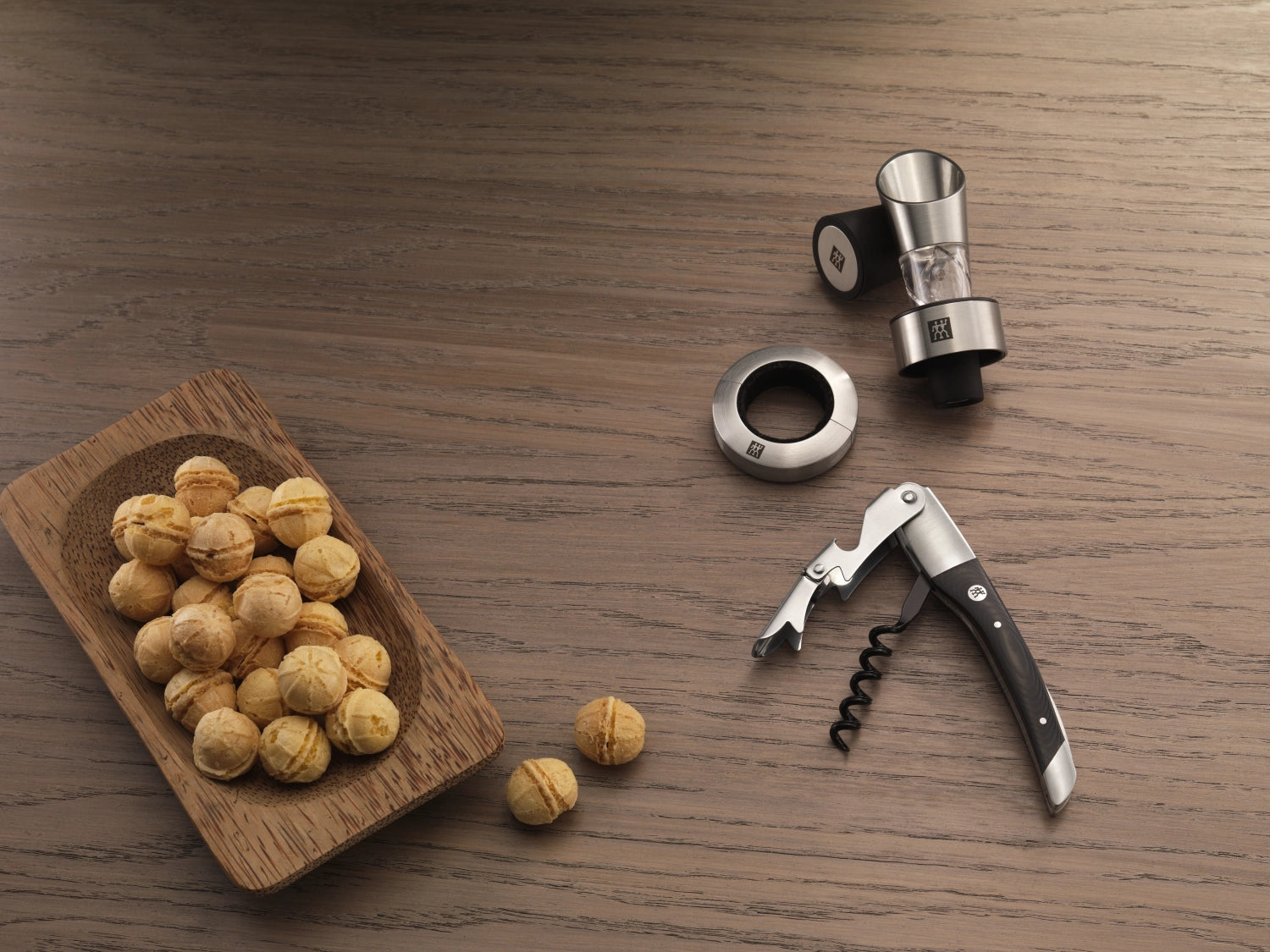 Elegantes Kellnermesser von Zwilling Kitchen, mattes Finish, perfekt zum Öffnen von Weinflaschen, kompakte Größe 12.1x2.6 cm, ein Must-Have für Genießer.
