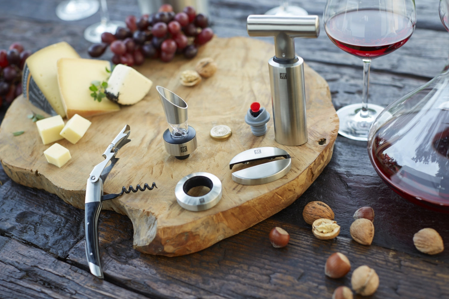 Praktisches Kellnermesser von Zwilling Kitchen mit mattem Design, ideal für Weinliebhaber, kompakte Maße von 12.1x2.6 cm, stilvoll und funktional.