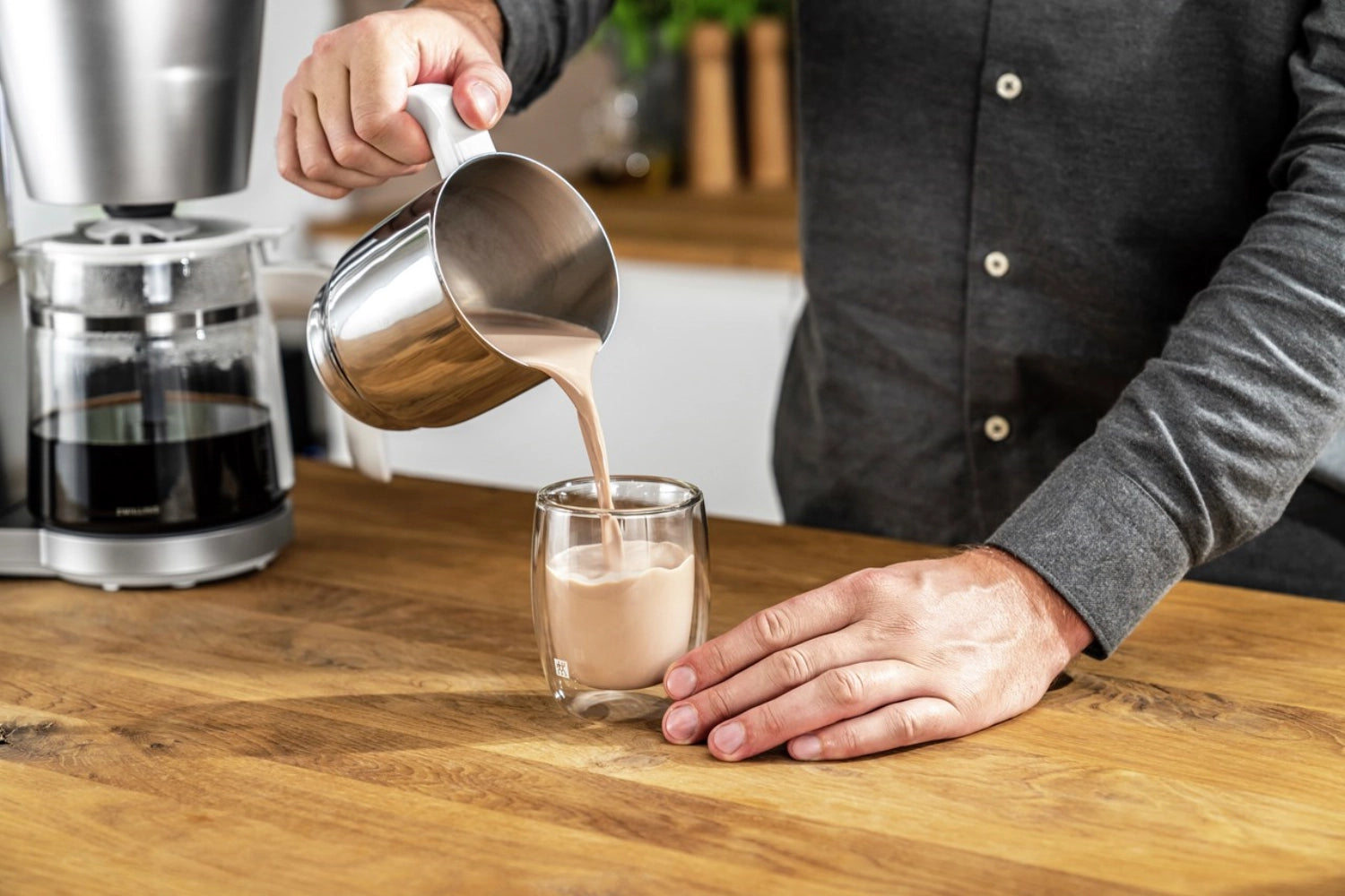 Elegante doppelwandige Kaffeegläser im 2er Set von Zwilling Kitchen, ideal für aromatischen Kaffeegenuss und stilvolle Präsentation.