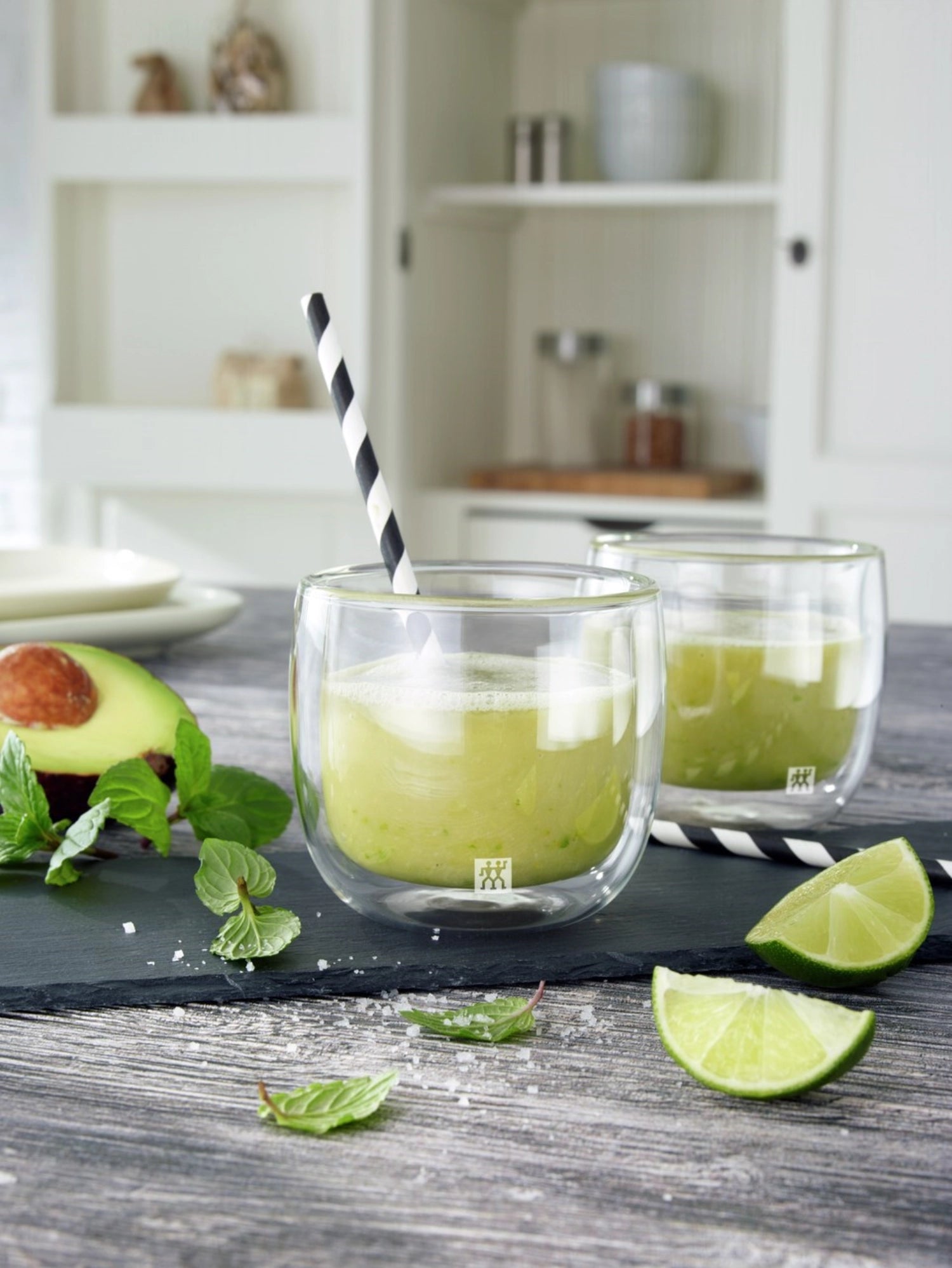 Elegante doppelwandige Teegläser im 2er Set von Zwilling Kitchen, ideal für stilvollen Teegenuss mit 240 ml Fassungsvermögen.