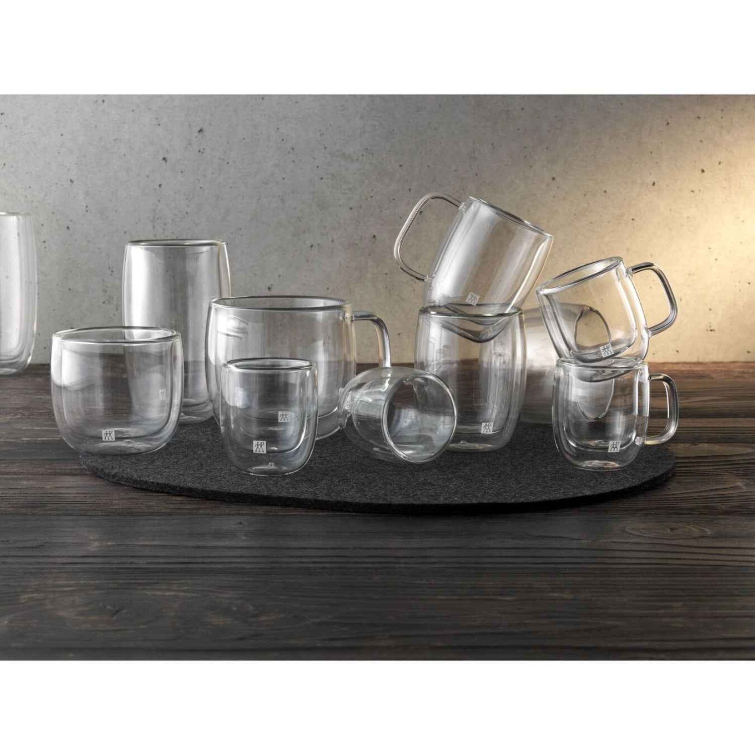 Genießen Sie doppelten Espresso stilvoll mit dem Sorrento Plus Glas-Set von Zwilling Kitchen. Hitzebeständig, bruchsicher und mit praktischem Henkel.