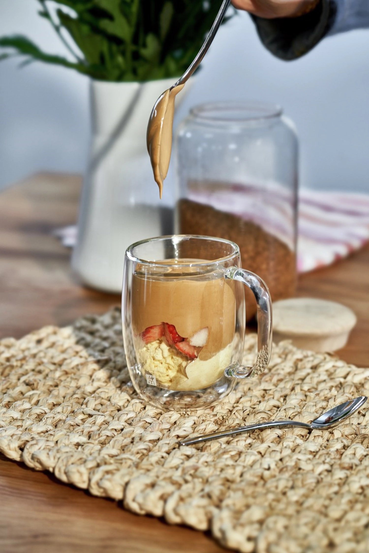 Zwei stilvolle doppelwandige Kaffeegläser mit Henkel im Set, 355 ml, perfekt für aromatischen Kaffeegenuss, designed von Zwilling Kitchen.