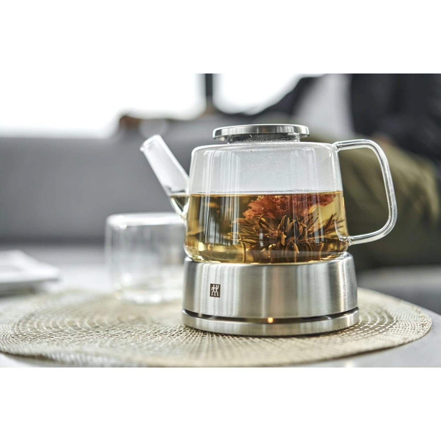 Elegante Sorrento Teekanne 0.8L von Zwilling Kitchen, inklusive Stövchen und Teesieb, perfekt für Teeliebhaber und stilvolle Teestunden.