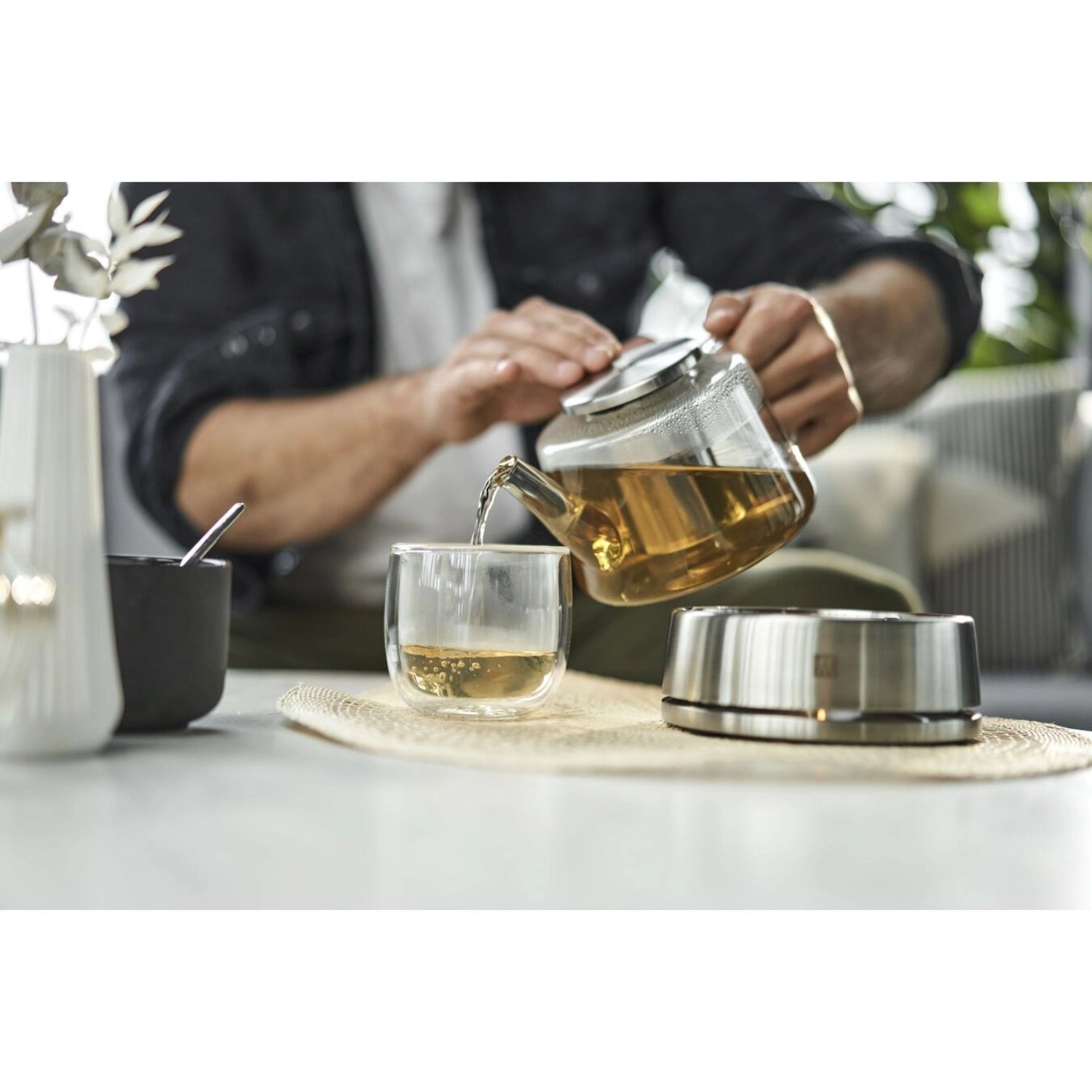 Stilvolle Sorrento Teekanne 0.8L von Zwilling Kitchen, ausgestattet mit einem praktischen Stövchen und Teesieb für genussvolle Teemomente.