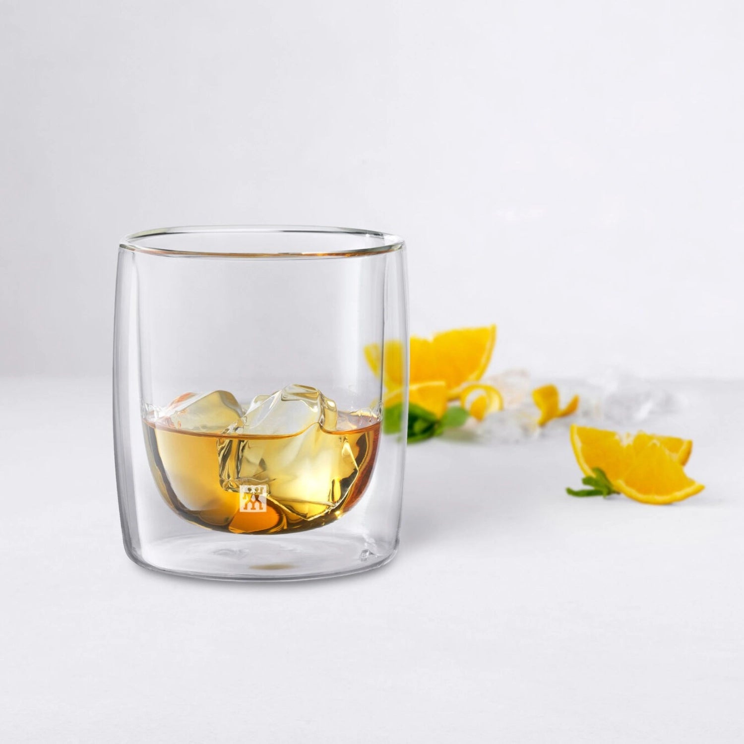 Genießen Sie Whisky stilvoll mit den doppelwandigen Sorrento Bar Gläsern von Zwilling Kitchen. Perfekt für jeden Anlass und spülmaschinenfest!