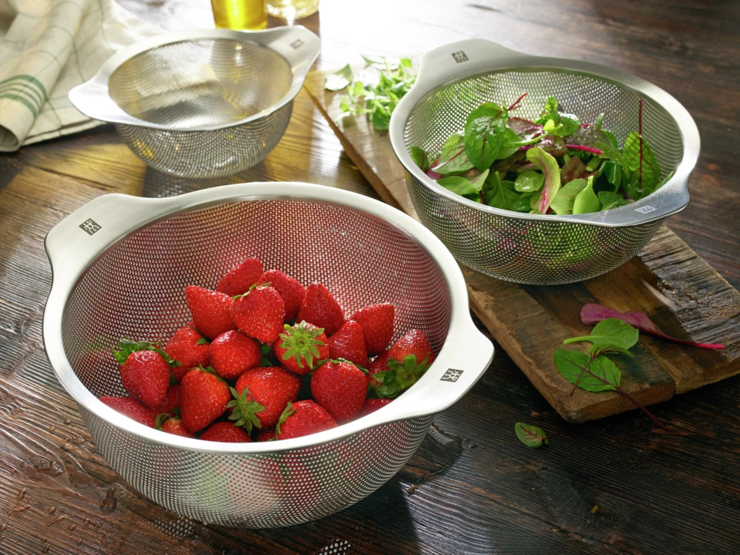 Elegantes 16 cm Küchensieb aus Edelstahl von Zwilling Kitchen, ideal zum Abtropfen und Sieben von Lebensmitteln in der modernen Küche.