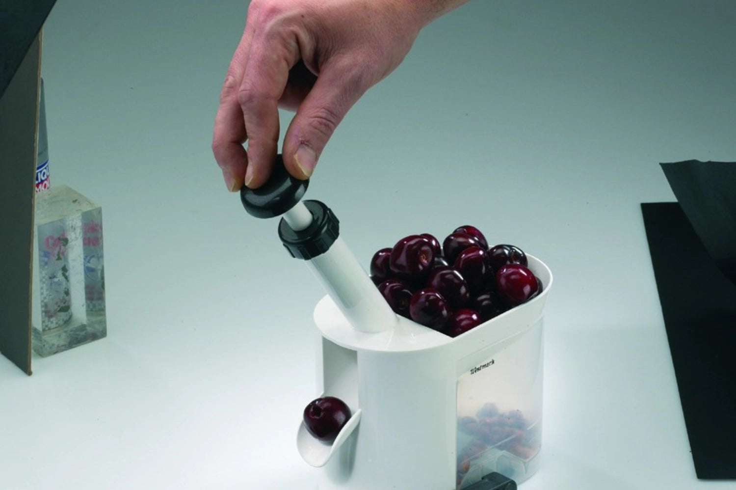 Weißer Kirschenentkerner von Westmark, 21.5x20x9.5cm, ideal zum schnellen Entkernen von Kirschen, praktisches Küchenwerkzeug für Obstliebhaber.