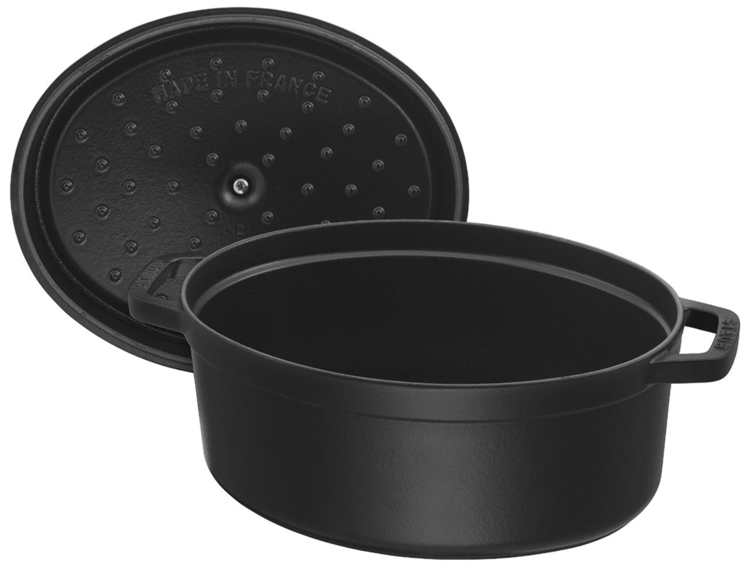 Elegante ovale Cocotte von Staub mit 2,35 l Volumen, perfekt für schmackhafte Gerichte und stilvolle Serviermöglichkeiten.