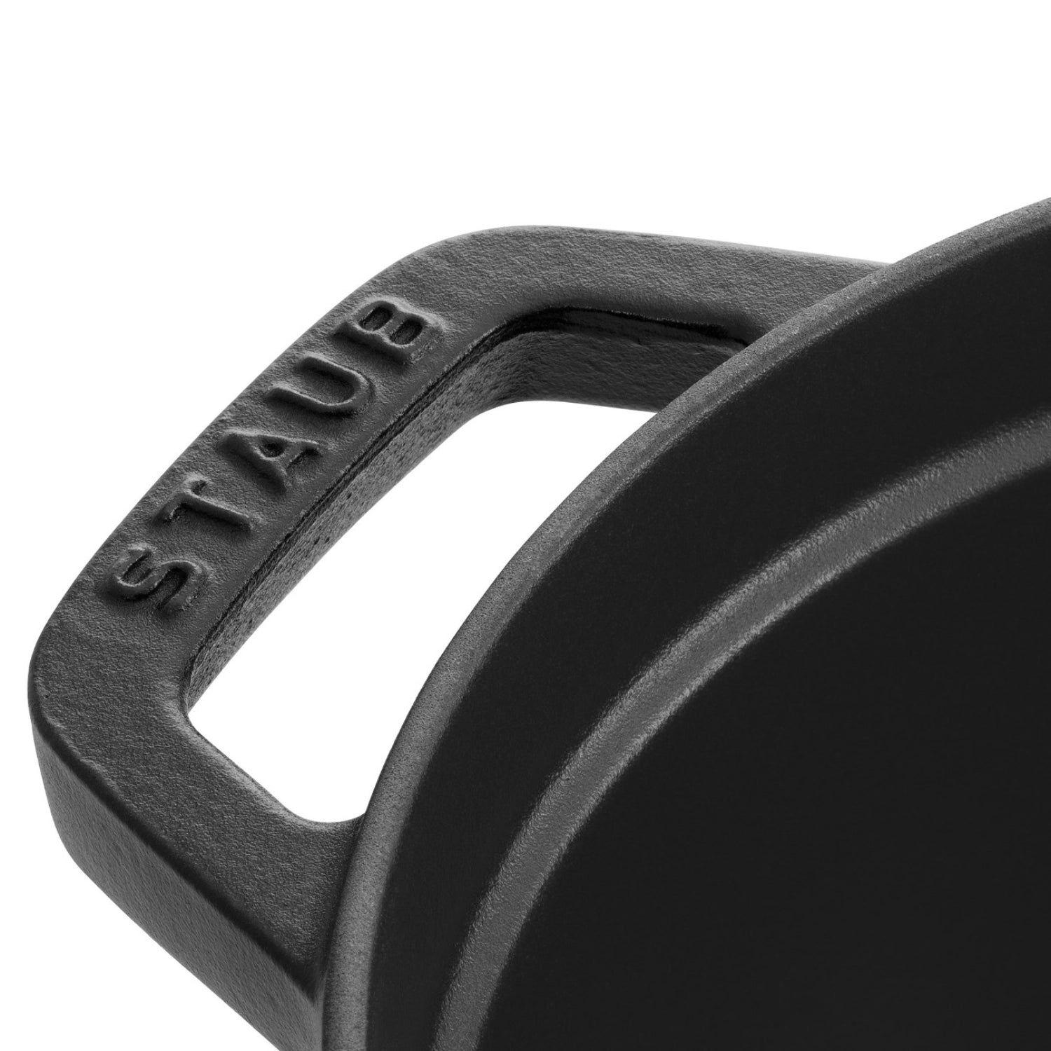 Hochwertige ovale Cocotte von Staub mit 3,2 l Volumen, ideal für die Zubereitung von herzhaften Gerichten und ansprechenden Tischpräsentationen.