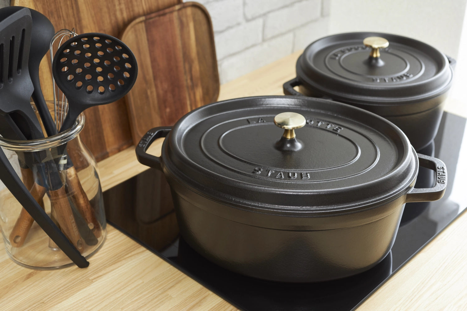 Ovaler Cocotte von Staub mit 3,2 l Volumen, ideal zum Schmoren und Servieren, in elegantem Design und robuster Qualität.