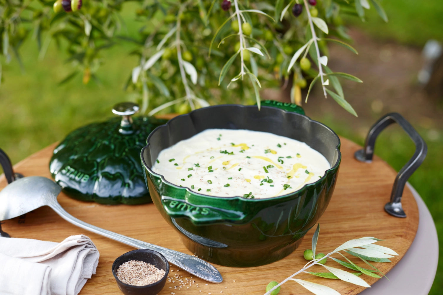 Elegante Cocotte in Artischocke-Basilikum-Grün, 22 cm, aus robustem Gusseisen, perfekt für köstliche Speisen und ansprechende Tischdekoration.